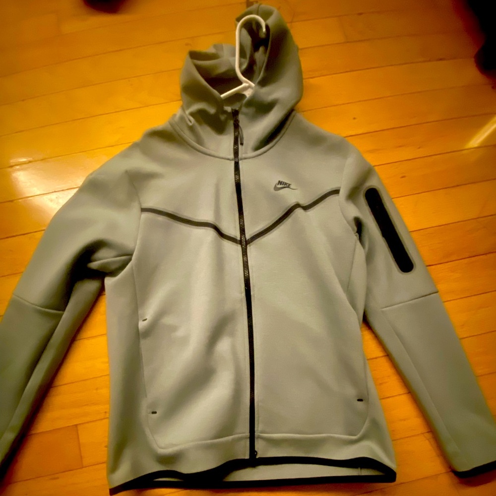 Nike tech light green